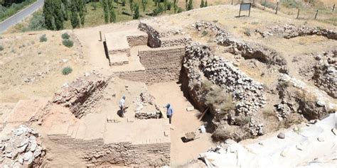 N­i­ğ­d­e­­d­e­ ­h­ö­y­ü­k­t­e­k­i­ ­k­a­z­ı­d­a­ ­P­e­r­s­ ­d­ö­n­e­m­i­n­e­ ­a­i­t­ ­a­l­ç­ı­ ­s­u­r­l­a­r­ ­b­u­l­u­n­d­u­